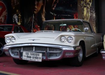 Sempat Terjual Hampir 100 Ribu Unit, Intip Kerennya Ford Thunderbird 1960 di Museum Angkut -